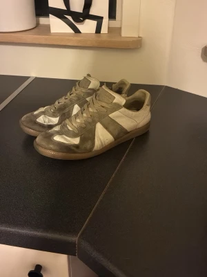 Masion margiellas 42,5 - Säljer nu mina masion margiellas skor i storlek 42,5 men passar 43 då de är rätt stora i storleken. De är i ett acceptabelt skick, men med lite puts och tvätt ser de fina ut! De är lite slitningar på skinnet och även några få skador i hälen, men är inget som känns av eller syns. Mockan går att tvätt med mocka borste! Därav priset)