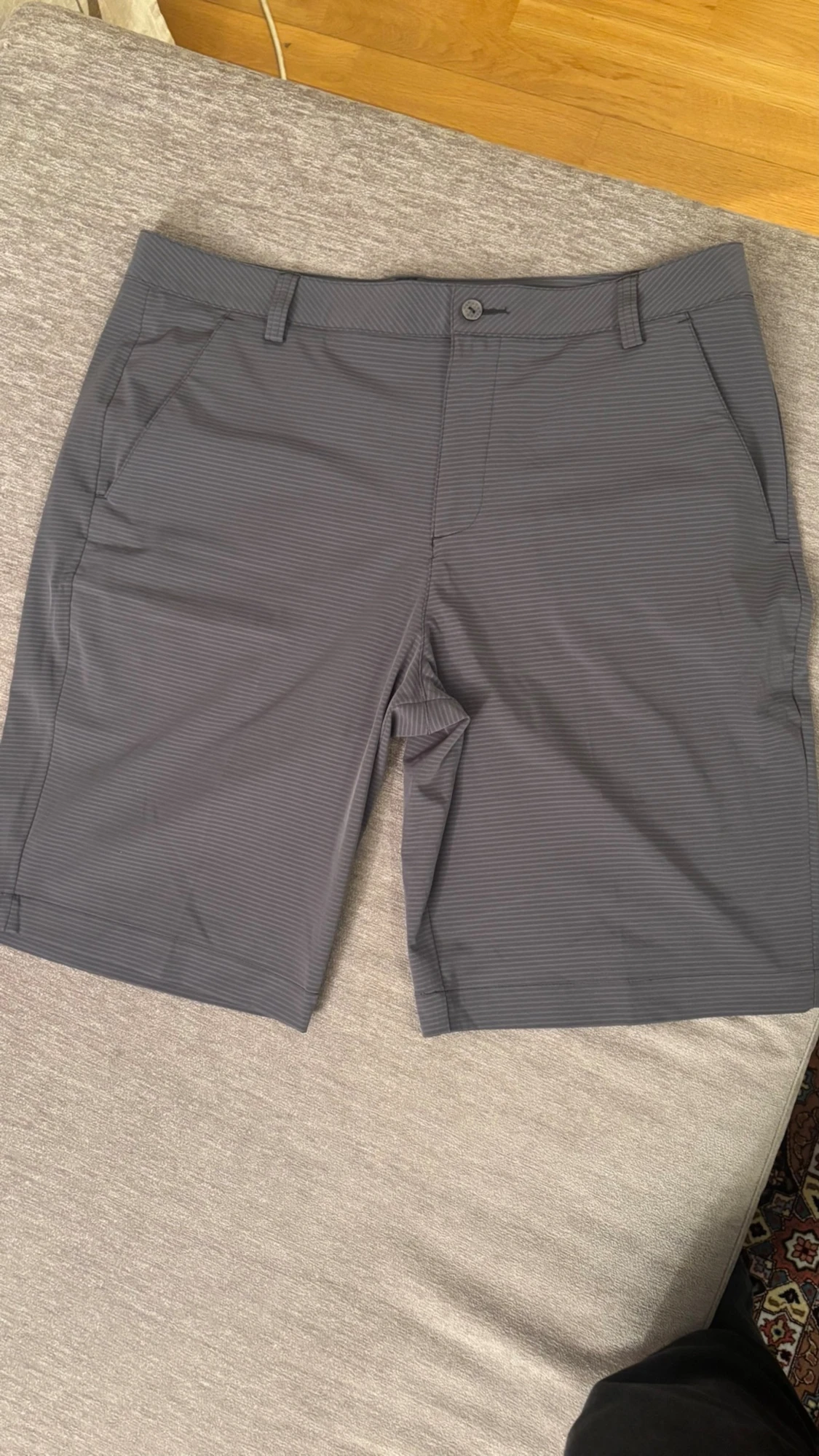 Grå randiga shorts från Puma