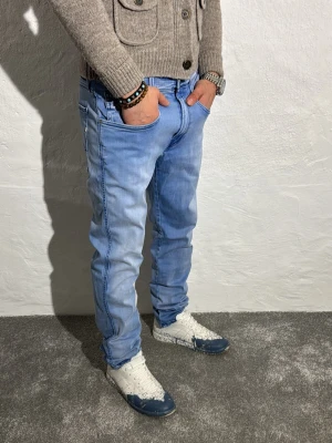 Replay jeans  - Ett par riktigt snygga jeans från Replay i storlek W33 L32 i modellen Anbbas 