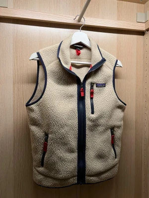 Patagonia väst  - Tja! Säljer nu denna fleeceväst från Patagonia. Västen är i toppskick och har inga defekter💯Västen är i storlek xs och passar runt 170 cm!      Skriv vid andra funderingar!    //Alve