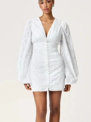 Vit adoore klänning💗🌸 - Så fin klänning från adoore. Perfekt till studenten eller sommarn!! Använd fåtal gånger!! Tyvärr har tyget på en knapp lossat men inget som märks av! Storlek 36🫶🏼Nypris: 1495kr