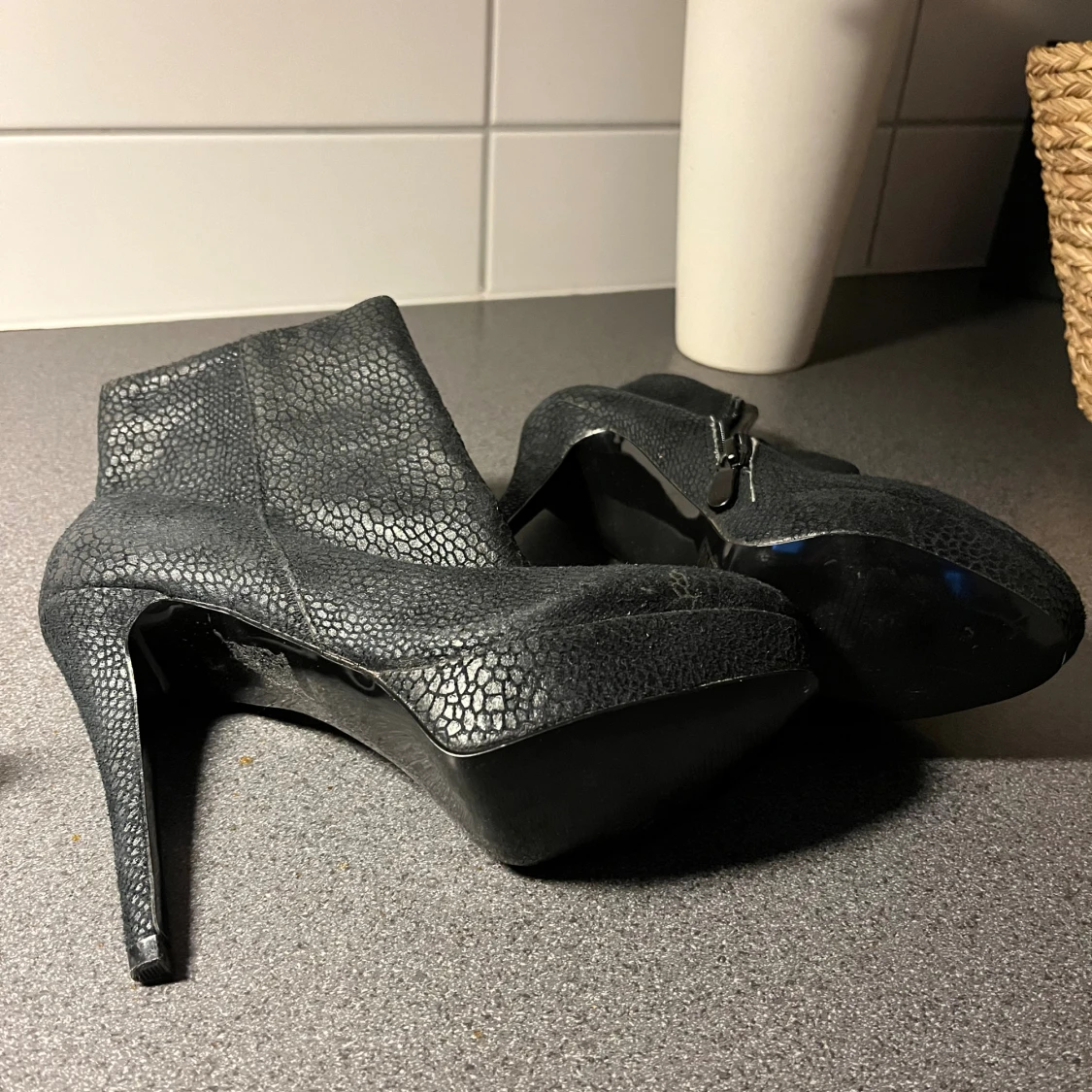 Svarta platåstövletter med ormskinnsmönster - 2