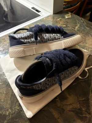 Dior B33  - Riktigt snygga Dior B33 skor. Sparsamt använda ett par gånger under våren men hållits inomhus under vintern så är i toppskick fortfarande. Skriv för frågor eller så! 