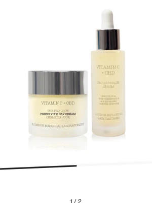 Vitamin C + CBD dagkräm & serum - Set med Vitamin C + CBD Fresh Wit C Day Cream och Facial Serum från London Botanical Laboratories. Båda produkterna är i glasförpackning, dagkrämen har silverlock och serumet har pipett. Perfekt för dig som vill boosta huden med glow och fukt. Ordinarie pris 1700 kronor 