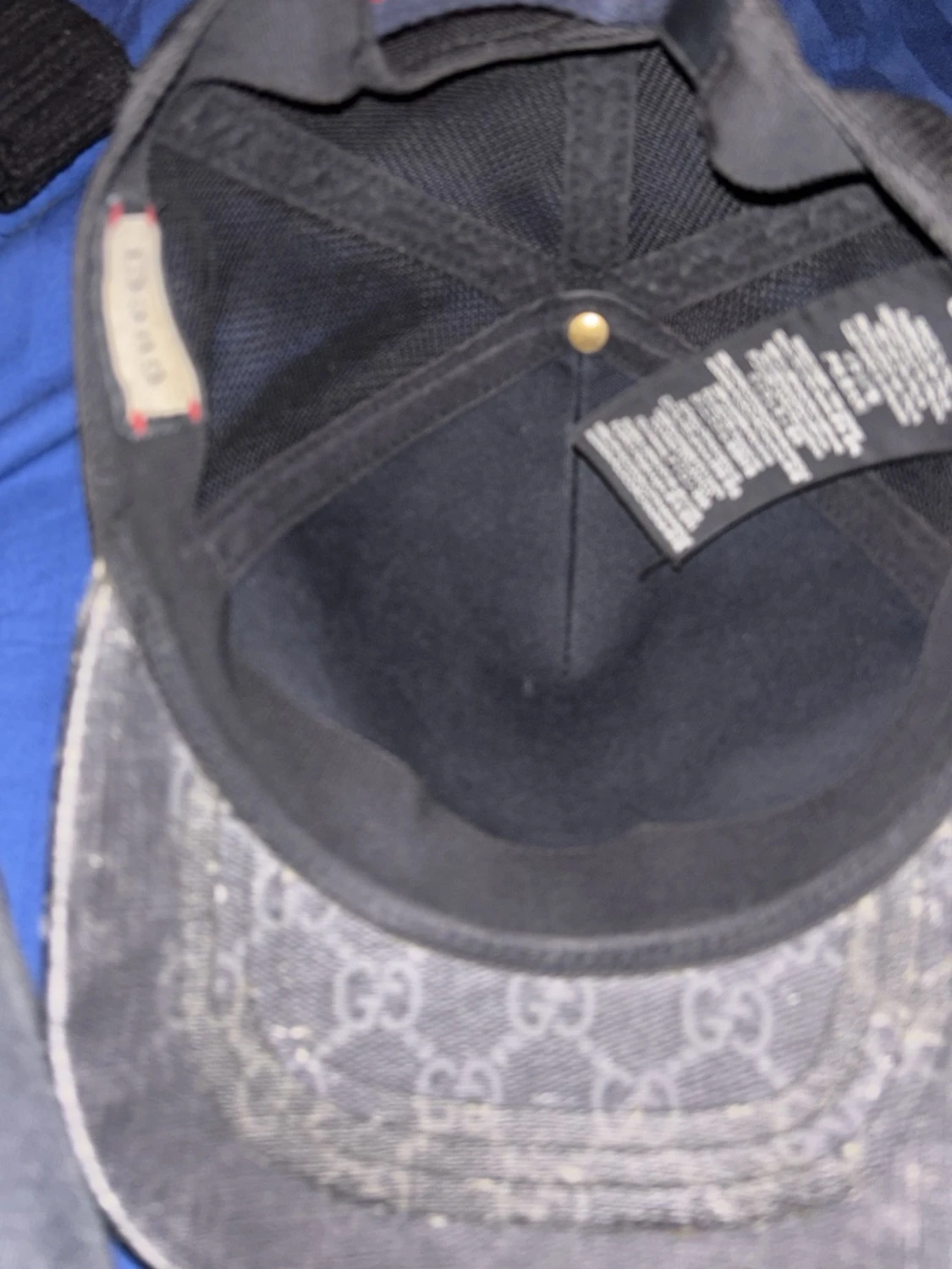 Svart keps med ormtryck från Gucci - 2