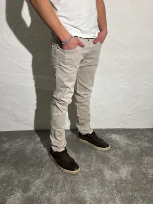 Replay jeans  - Ett par snygga jeans från Replay i storlek W33 L32 i modellen Anbbas 