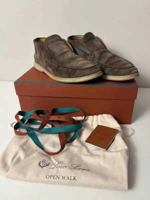 Loro piana open walks - Säljer dessa sjukt snygga loafers från Loro Piana openwalk! Väldigt eftertraktade skor! Skorna är i fint skick! Bytt innersula och lite täcken på användning i kolla bilder! Kommer med alla tillbehör! 