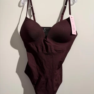 Mörklila body från H&M - Snygg mörklila body från H&M i storlek S, jättesnygg men den är tyvärr för liten för mig. Den är aldrig använd med prislapp kvar! Skriv om ni har frågor💓