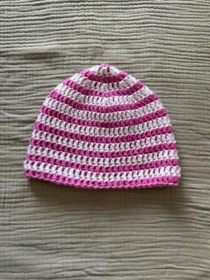 Virkad mössa - Egentillverkad virkad mössa i rosa och vitt garn. Tvättas i 30 grader