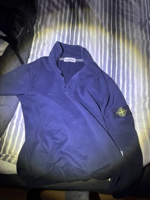 Mörkblå tröja från Stone Island - stone island tröja. kostade 3300kr ny. haft den i några år. storlek M men passar L oxå