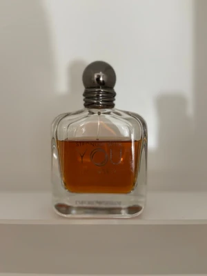 Stronger With You Intensely parfym - Stronger With You Intensely från Emporio Armani är en trendig doft med mycket karaktär. Skulle säga att 70 ml återstår i denna 100 ml flaska. Priset går att diskutera.