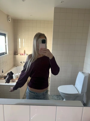 Vinröd offshoulder topp - Trendig vinröd offshoulder topp med lång ärm och croppad passform. Perfekt för dig som vill ha en snygg och avslappnad stil. Skriv för frågor eller fler bilder!💗