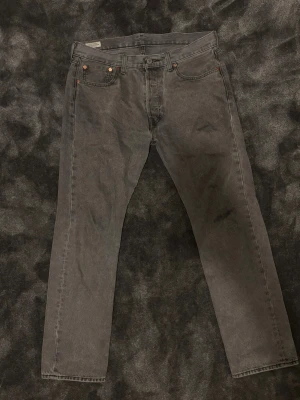 Levis 501  - Gråa Levis 501 med storleken W32 L30