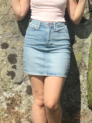 Ljusblå jeanskjol med hög midja - Ljusblå jeanskjol med hög midja och fickor fram och bak. Perfekt att matcha med en crop top eller blus 🌸 