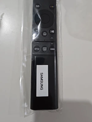 Samsung svart fjärrkontroll - En svart fjärrkontroll från Samsung med knappar för bland annat Netflix, Prime Video och WWW. Fjärrkontrollen har en stilren och smal design i plast och tydliga symboler för enkel navigering. Perfekt till din smart-TV eller annan Samsung-enhet.