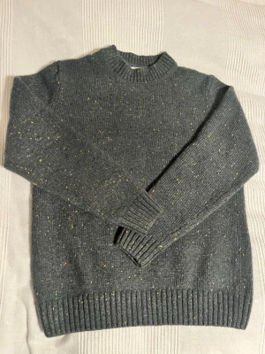 Mörkgrön stickad dobber tröja - Säljer min dobber tröja nu, passar perfekt till våren som kommer nu. Den är i grymt skick och har inga fläckar eller hål/defekter. Storlek s 