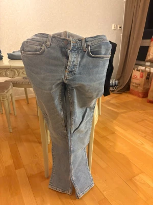 Ljusblå jeans från Nudie Jeans Co - Säljer ett par ljusblå jeans från Nudie Jeans Co i modellen 28/30. Klassisk femficksdesign, raka ben och orangea sömmar. Jeansen är tillverkade i denim och har en snygg vintagekänsla. Perfekta för dig som gillar en avslappnad och stilren look. Mvh Ai och Filip