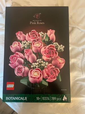 LEGO Bukett Pink Roses Botanicals - Säljer ett LEGO-set från Botanicals-serien, modell 10374, med 789 delar. Bygg en bukett med rosa rosor och vita detaljer. Perfekt som dekoration eller present till någon som gillar blommor och pyssel. För vuxna och tonåringar från 18 år. Aldrig använt, oöppnat. 