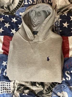 Ralhp Lauren hoodie  - Hej! Säljer denna hoodie för att den inte passar mig längre. Den är fortfarande i jätte bra skick. Den är i storlek M och är slim fit så den kan även passa mer till S också. Skriv gärna om ni ger funderingar 