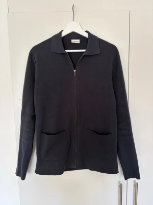 Marinblå kavaj med dragkedja  - Kavaj med dragkedja från John Henric i marinblått. Storlek S. 