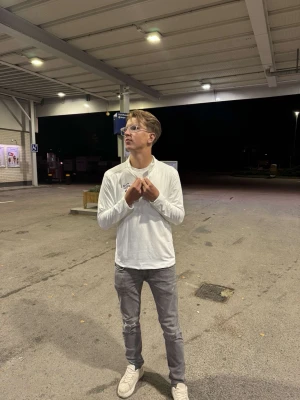 Golf q-zip - Säljer nya golftröjor från ExoticaGolf. Har storlekar XS-L så bara fråga ifall du har frågor och paketpris kan självklart ordnas! 