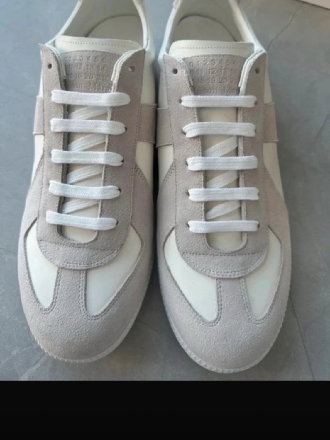 Vita och grå sneakers i mocka och läder - 2