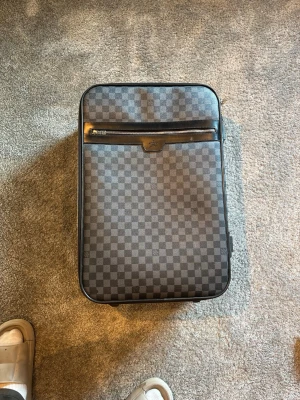 Louis Vuitton resväska - Louis Vuitton resväska. Bra skicka, som ni ser på sista bilderna är det dem ända skadorna på väskan. Nypris ca 30000kr. 