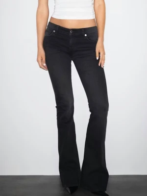 Svarta bootcut jeans - Säljer ett par svarta bootcut jeans med klassisk femficksmodell. Jeansen har utsvängda ben och är tillverkade i ett mjukt denimtyg. Använda fåtal gånger