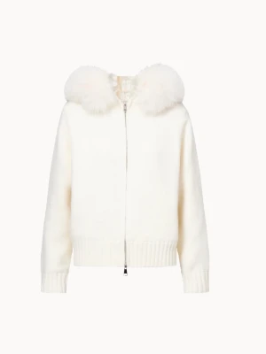 Vit alessa jacka - Superfin vit jacka i ull med fluffig pälskant på huvan. Jackan har dragkedja framtill, ribbade muddar och lång ärm. Perfekt för dig som vill ha en mysig och stilren look under kyliga dagar.