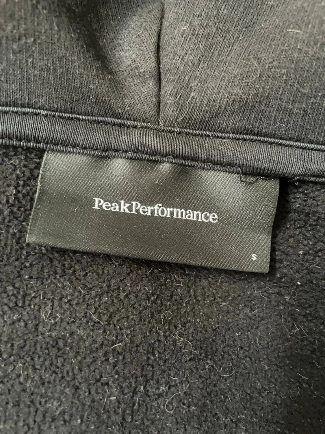 Svart hoodie från Peak Performance - 1