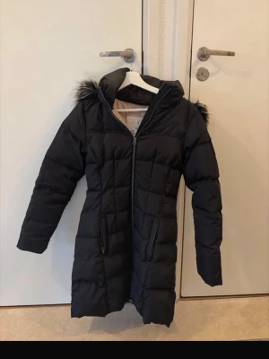 Jacka - Jacka från Chiara forthi. Fint skick, i storlek Xs men passar även mig som har S vanligtvis också. Exakt denna jackan verkar inte säljas längre men liknande går för ca 2000-2500kr så tänker ett startpris på 1050kr men det går absolut att diskutera! Har ni fler frågor eller funderingar så tveka inte på att höra av er☺️