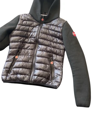 Colmar cardigan - En riktigt fet colmar cardigan i storlek S men passar mer Xs/XXS priset är diskuterbsrt skriv gärna vid frågor/funderingar. 🌟Nypris 4499kr. Skicket är 10/10 ingen tecken på användning 