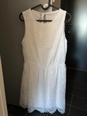 Vit examensklänning i spets - Säljer helt ny klänning från Only, perfekt för skolavslutning eller examen! Säljer på grund av att jag beställde olika alternativ och valde en annan klänning! Det är en söt vit kortklänning i spets med broderade mönster och rund hals. Klänningen är ärmlös och har en lätt utställd kjol samt knapp i nacken.