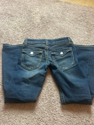 Mörkblå bootcut jeans med ficklock - Säljer en mörkblå jeans från Gina i storlek 134 den har blivit för liten och har it använt den på länge!💗
