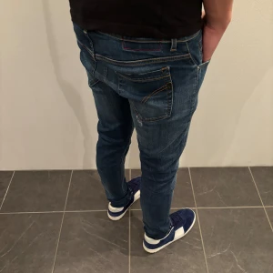 Dondup Jeans George  - Dondup Jeans George! Trendigaste jeansen på marknaden.  Skick= 9,5/10  Ny pris= 4000 kr Säljs för= 899 kr