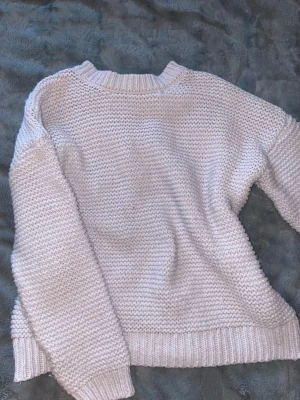 Vit stickad tröja från BikBok - Mysig vit stickad tröja från BikBok med grovstickad struktur. 