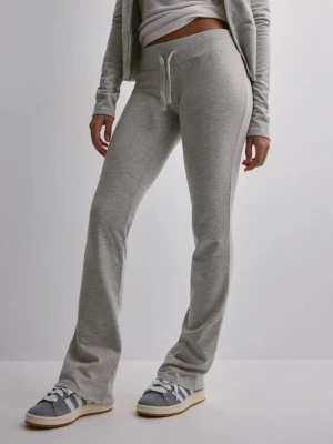 Grå mjukisbyxor med utsvängda ben - Superbekväma grå mjukisbyxor med utsvängda ven och låg midja. Byxorna har en klassisk passform och är tillverkade i mjukt, stretchigt material som passar perfekt för en avslappnad stil.