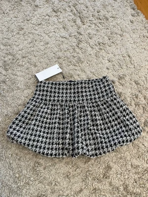 Zara kjol  - Supersnygg svartvit rutig ballong kjol från zara i storlek S ! Helt ny med lappen kvar 