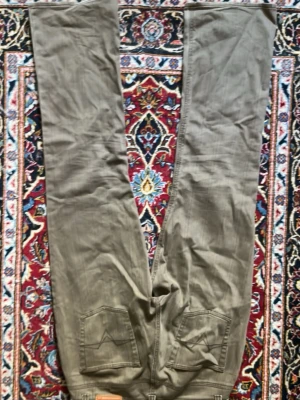 Beigea bootcut jeans från river island✨ - Säljer ett par beigea jeans från river island, bootcut och jättefina✨Fint skick, pyttelite heelbite som knappt syns bara. Fina detaljer på bakfickorna och fin tag. 