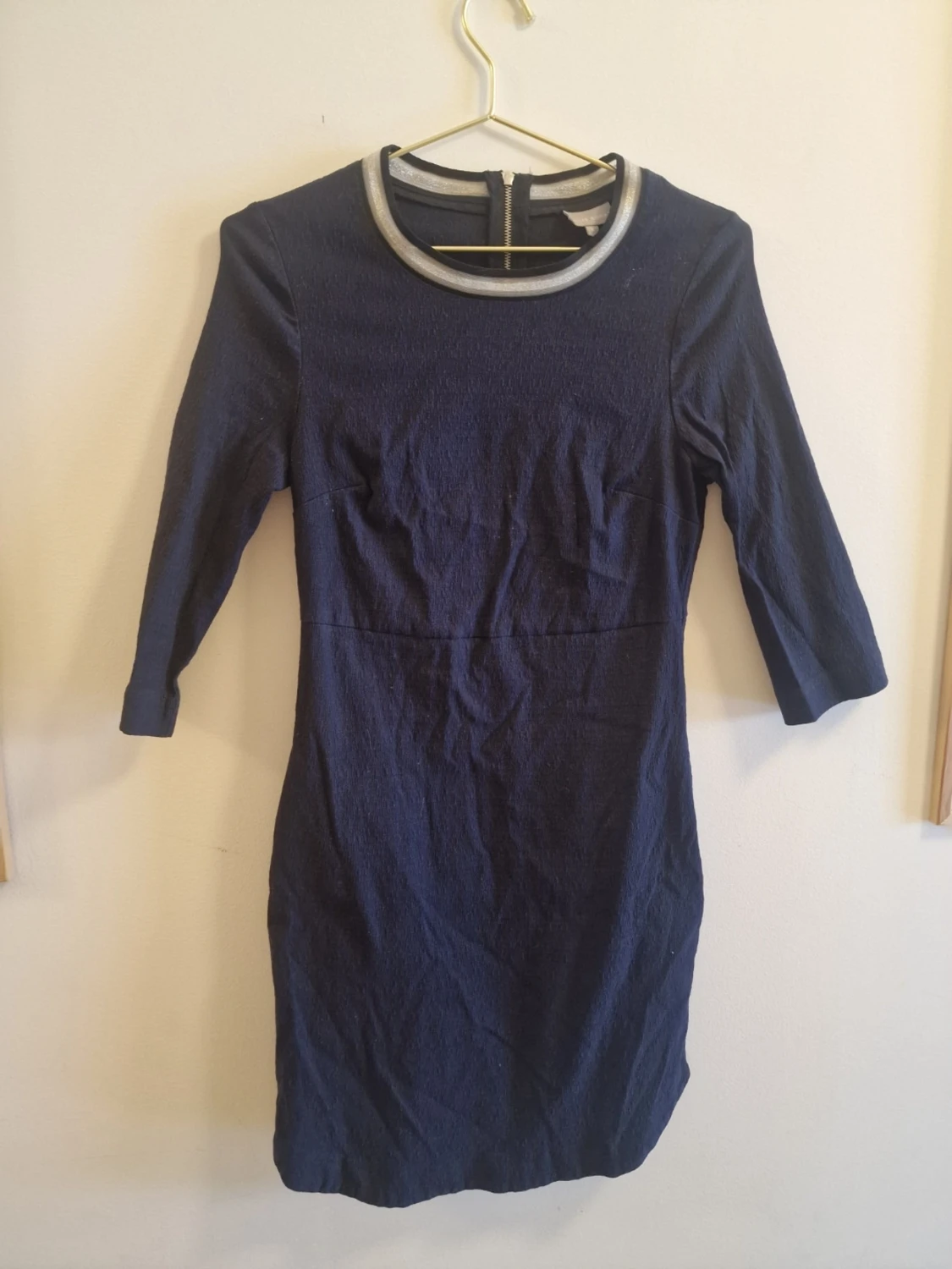 Mörkblå klänning från Oliver Bonas