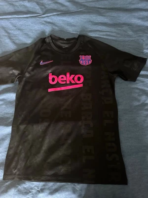 Barca tröja - Säljer en barcalona fotbolls tröja i väldigt bra skick skriv vid frågor eller funderingar 