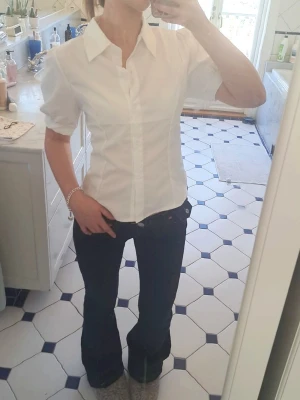 söt vit blus med knytning i ryggen - söt vit blus med knytning i ryggen för att uppnå en mer figursydd passform💕 säljer pga att jag aldrig använt! 