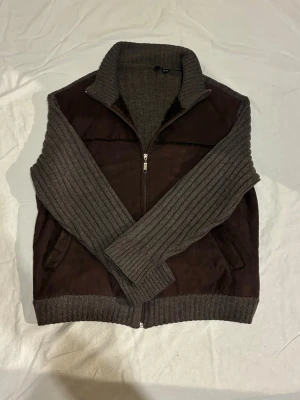 Unik stickad cardigan  - Riktigt snygg unik cardigan. Perfekt mot sommar och vår över en t shirt. Storlek 52/54, sitter som L/M. Bra skick. Skriv vid minsta intresse😀