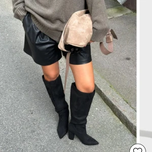 Svarta boots - Säljer nu dessa wide knee high boots från Nelly då dem knappt kommit till användning. Slutsålda på hemsidan och de är i utmärkt skick. Orginalpris 799kr, Hör av dig vid frågor😊💞