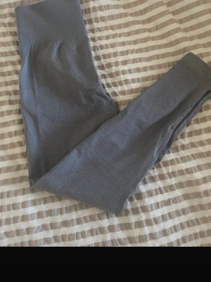 Tränings tights - Träningstights som framhäver kroppens former. Väldigt sparsamt använda så mycket bra skick. Kommer inte ihåg vart jag köpt de och ser ingen etikett men de är i sjukt skönt material och väldigt squatproof:)