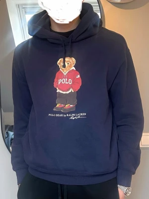 Marinblå Polo Ralph Lauren Bear Hoodie - Marinblå Polo Ralph Lauren Bear Hoodie, jätteskön hoodie, storlek L 