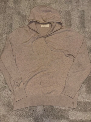 Beige cashmere hoodie från Sayless - Mysig beige hoodie från Sayless i mjuk cashmere. Klassisk modell med huva och dragsko, ribbade muddar vid ärmslut och nederkant. Perfekt för dig som gillar stilrena och bekväma plagg med exklusiv känsla.