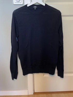Marinblå tröja från Uniqlo - Säljer en marinblå tröja från Uniqlo. Tröjan är i merinoull och storlek S. Hör av dig vid frågor 👍🏽 