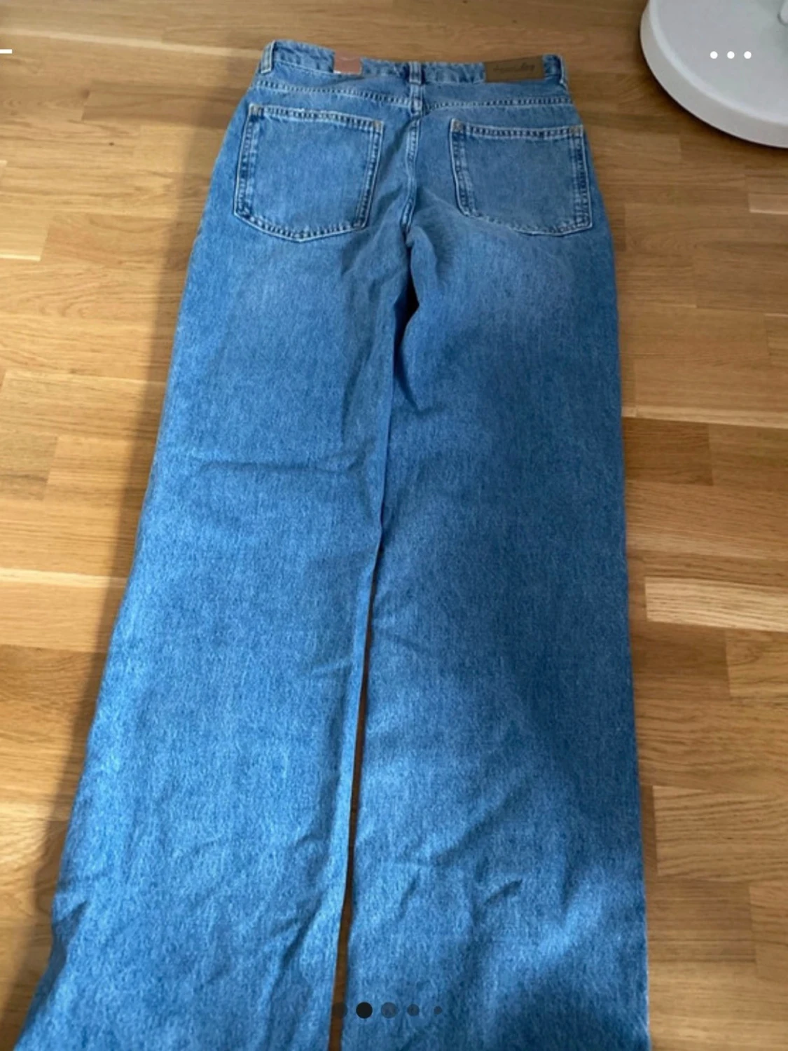 Blå raka jeans med slitna knän - 1