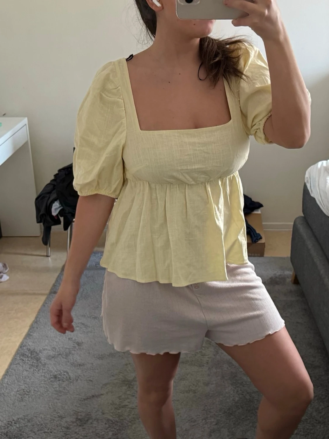 Gul blus med öppen rygg och knyt - 2